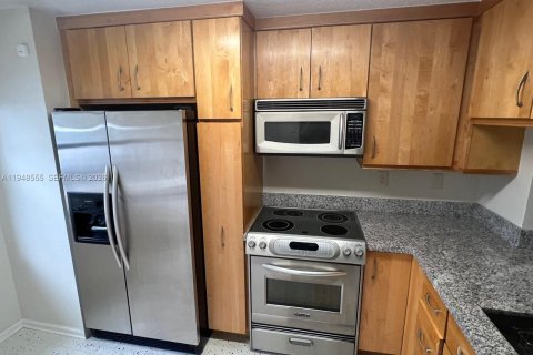 Снять в аренду таунхаус в Форт-Лодердейл, Флорида 3 спальни, 130.81м2, № 2004242 - фото 4