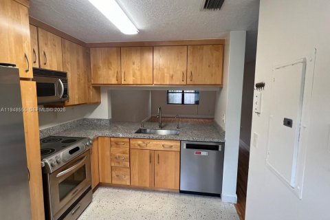 Снять в аренду таунхаус в Форт-Лодердейл, Флорида 3 спальни, 130.81м2, № 2004242 - фото 2