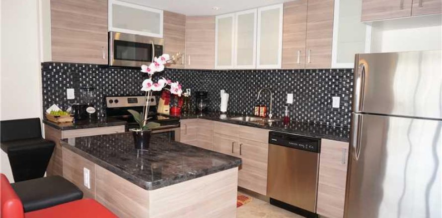Condo in Sunny Isles Beach, Florida, 2 bedrooms № 1694189