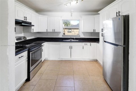Casa en venta en Fort Lauderdale, Florida, 4 dormitorios, 116.69 m2 № 1976008 - foto 3