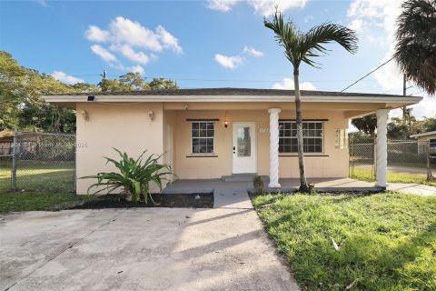 Casa en venta en Fort Lauderdale, Florida, 4 dormitorios, 116.69 m2 № 1976008 - foto 1