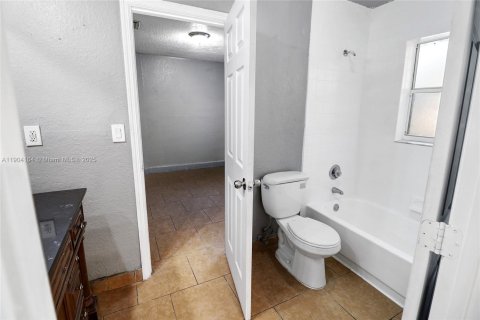 Casa en venta en Fort Lauderdale, Florida, 4 dormitorios, 116.69 m2 № 1976008 - foto 12