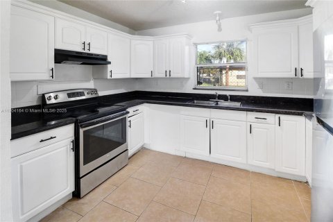 Casa en venta en Fort Lauderdale, Florida, 4 dormitorios, 116.69 m2 № 1976008 - foto 4