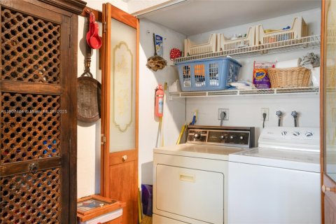 Casa en venta en Cutler Bay, Florida, 3 dormitorios, 252.51 m2 № 1963900 - foto 25