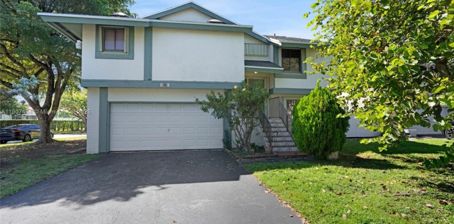 Casa en Cutler Bay, Florida 3 dormitorios, 252.51 m2 № 1963900