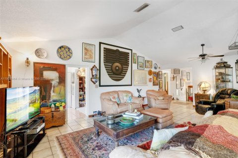 Casa en venta en Cutler Bay, Florida, 3 dormitorios, 252.51 m2 № 1963900 - foto 9