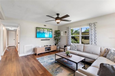 House in Orlando, Florida 3 bedrooms, 112.6 sq.m. № 1886132 - photo 6