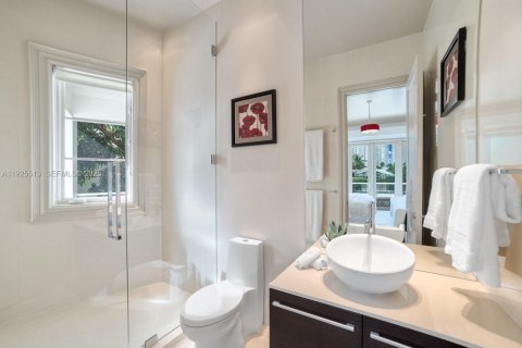 House in Golden Beach, Florida 6 bedrooms, 815.96 sq.m. № 1984619 - photo 27