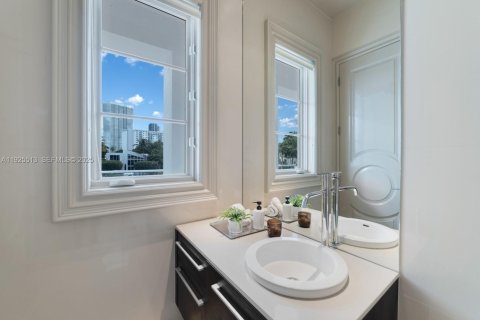 House in Golden Beach, Florida 6 bedrooms, 815.96 sq.m. № 1984619 - photo 23