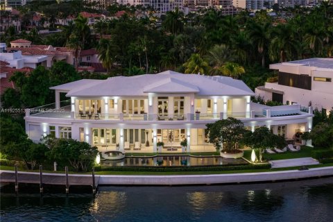 House in Golden Beach, Florida 6 bedrooms, 815.96 sq.m. № 1984619