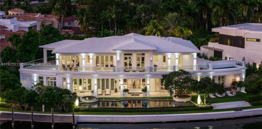 House in Golden Beach, Florida 6 bedrooms, 815.96 sq.m. № 1984619