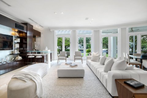 House in Golden Beach, Florida 6 bedrooms, 815.96 sq.m. № 1984619 - photo 7