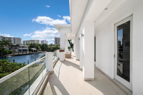 House in Golden Beach, Florida 6 bedrooms, 815.96 sq.m. № 1984619 - photo 29