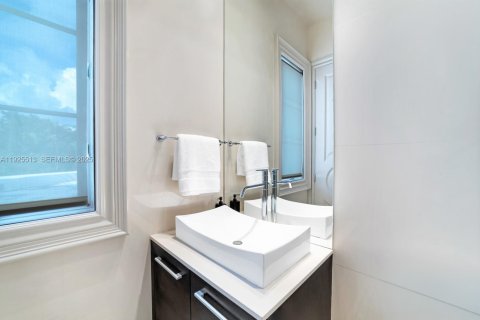 House in Golden Beach, Florida 6 bedrooms, 815.96 sq.m. № 1984619 - photo 25