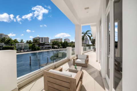 House in Golden Beach, Florida 6 bedrooms, 815.96 sq.m. № 1984619 - photo 20