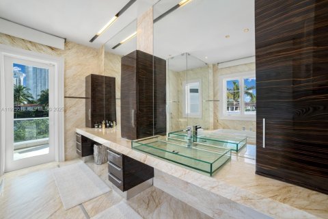 House in Golden Beach, Florida 6 bedrooms, 815.96 sq.m. № 1984619 - photo 17