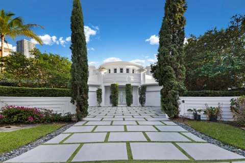 House in Golden Beach, Florida 6 bedrooms, 815.96 sq.m. № 1984619 - photo 2