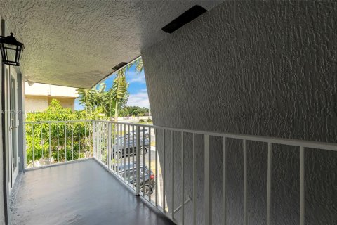 Townhouse in North Lauderdale, Florida 2 bedrooms, 107.02 sq.m. № 1695558 - photo 9