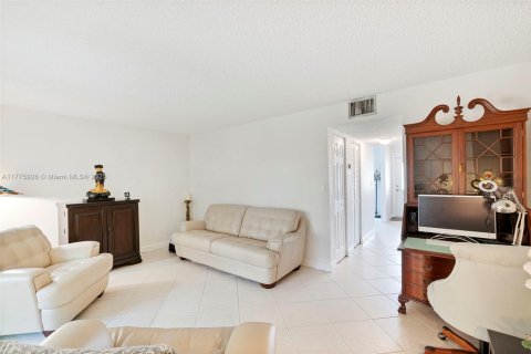Townhouse in North Lauderdale, Florida 2 bedrooms, 107.02 sq.m. № 1695558 - photo 29