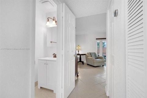 Townhouse in North Lauderdale, Florida 2 bedrooms, 107.02 sq.m. № 1695558 - photo 18