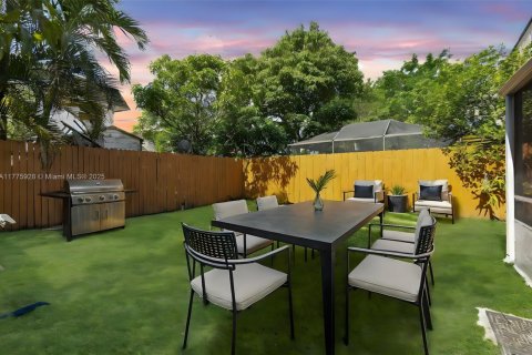 Townhouse in North Lauderdale, Florida 2 bedrooms, 107.02 sq.m. № 1695558 - photo 11