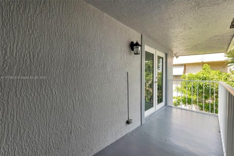Townhouse in North Lauderdale, Florida 2 bedrooms, 107.02 sq.m. № 1695558 - photo 8