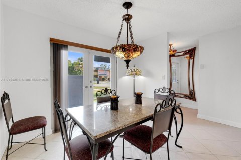 Townhouse in North Lauderdale, Florida 2 bedrooms, 107.02 sq.m. № 1695558 - photo 21