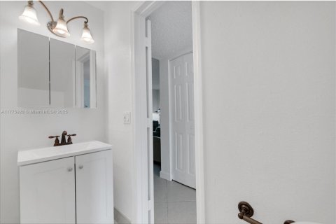 Townhouse in North Lauderdale, Florida 2 bedrooms, 107.02 sq.m. № 1695558 - photo 27