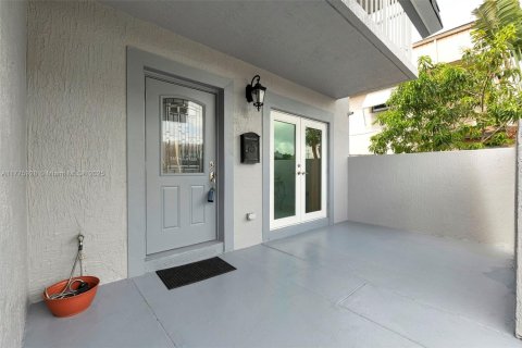 Townhouse in North Lauderdale, Florida 2 bedrooms, 107.02 sq.m. № 1695558 - photo 15