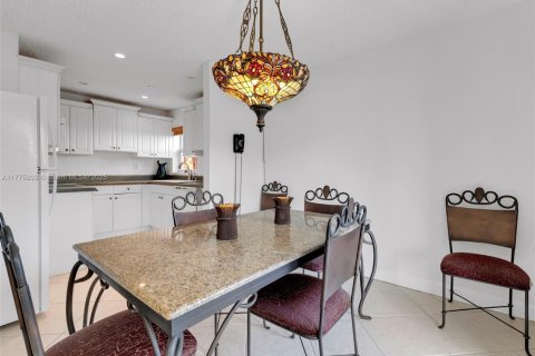 Townhouse in North Lauderdale, Florida 2 bedrooms, 107.02 sq.m. № 1695558 - photo 22