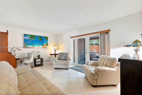 Townhouse in North Lauderdale, Florida 2 bedrooms, 107.02 sq.m. № 1695558 - photo 28