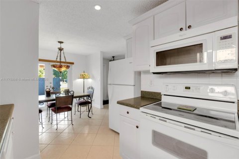 Townhouse in North Lauderdale, Florida 2 bedrooms, 107.02 sq.m. № 1695558 - photo 25