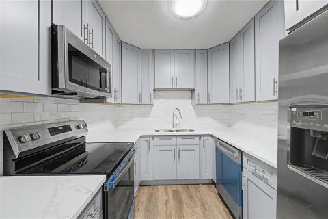 House in Tampa, Florida 3 bedrooms, 140.84 sq.m. № 2303316 - photo 9