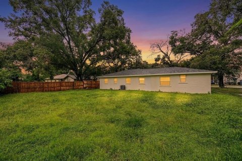 House in Tampa, Florida 3 bedrooms, 140.84 sq.m. № 2303316 - photo 2