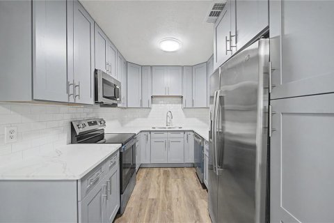 House in Tampa, Florida 3 bedrooms, 140.84 sq.m. № 2303316 - photo 7