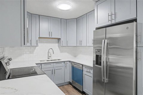 House in Tampa, Florida 3 bedrooms, 140.84 sq.m. № 2303316 - photo 6