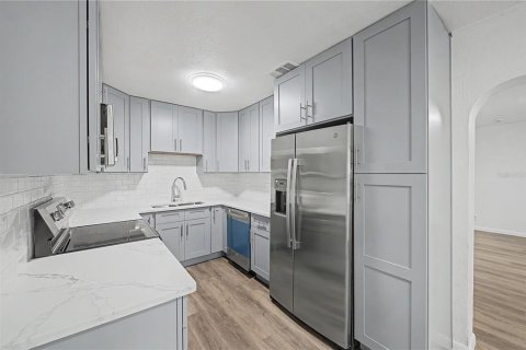 House in Tampa, Florida 3 bedrooms, 140.84 sq.m. № 2303316 - photo 4