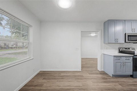 House in Tampa, Florida 3 bedrooms, 140.84 sq.m. № 2303316 - photo 12