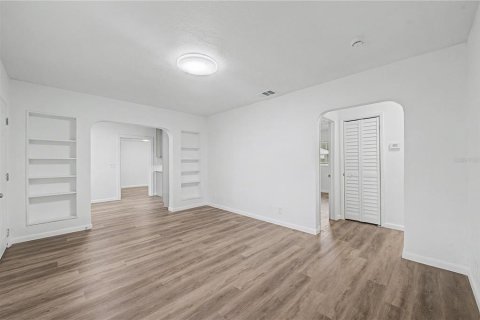 House in Tampa, Florida 3 bedrooms, 140.84 sq.m. № 2303316 - photo 19