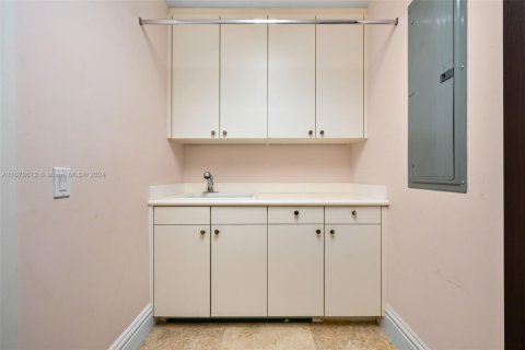 Снять в аренду кондоминиум в Бэл-Харбор, Флорида 2 спальни, 206.34м2, № 1958256 - фото 17