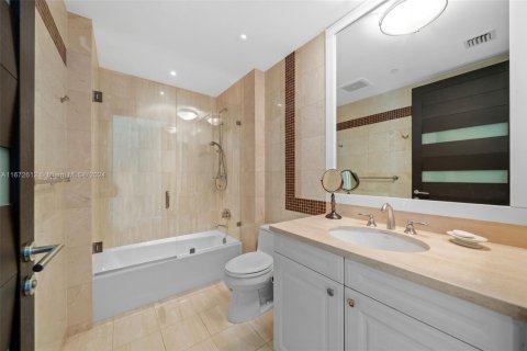 Снять в аренду кондоминиум в Бэл-Харбор, Флорида 2 спальни, 206.34м2, № 1958256 - фото 25