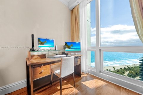 Снять в аренду кондоминиум в Бэл-Харбор, Флорида 2 спальни, 206.34м2, № 1958256 - фото 24