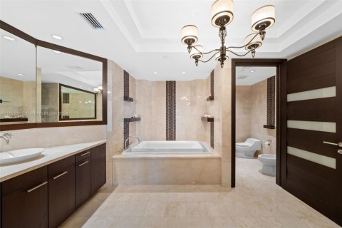 Снять в аренду кондоминиум в Бэл-Харбор, Флорида 2 спальни, 206.34м2, № 1958256 - фото 11