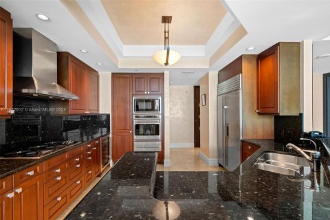 Снять в аренду кондоминиум в Бэл-Харбор, Флорида 2 спальни, 206.34м2, № 1958256 - фото 29