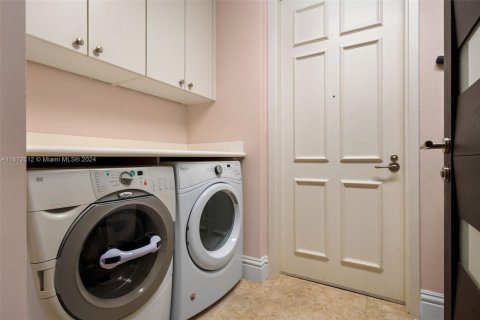 Снять в аренду кондоминиум в Бэл-Харбор, Флорида 2 спальни, 206.34м2, № 1958256 - фото 16