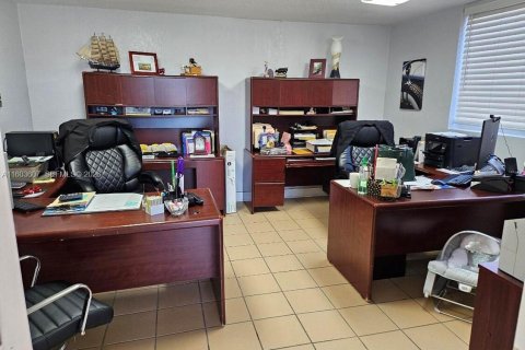 Immobilier commercial à vendre à Hialeah, Floride № 2060046 - photo 3