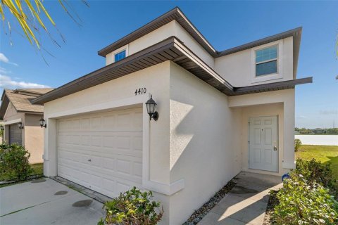 House in Tampa, Florida 3 bedrooms, 145.67 sq.m. № 2317482 - photo 2