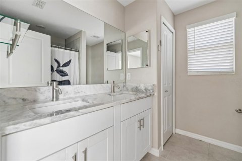 House in Tampa, Florida 3 bedrooms, 145.67 sq.m. № 2317482 - photo 24