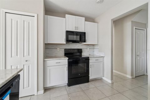 House in Tampa, Florida 3 bedrooms, 145.67 sq.m. № 2317482 - photo 13