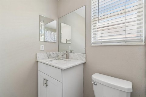 House in Tampa, Florida 3 bedrooms, 145.67 sq.m. № 2317482 - photo 19